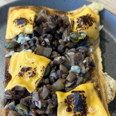 Вафля с грибами и сыром чеддерв Пейкофское по цене 470 ₽