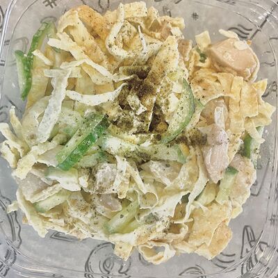 Салат с омлетной лентой и курицей в Слово плову по цене 185 ₽