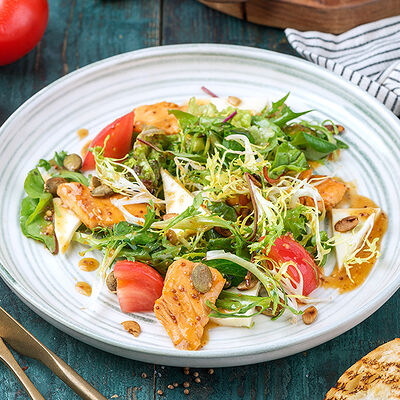 Теплый салат с лососем и сыром сулугуни в ЛарисуВаннуХочу по цене 650