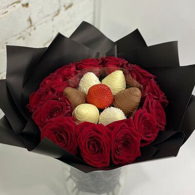 Букет из роз и клубники в шоколаде в Buketonline - Съедобные букеты и клубника в шоколаде по цене 5390 ₽