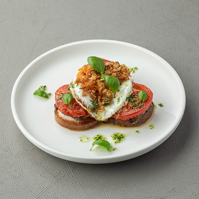 Глазунья с говяжьей вырезкой на подушке из запеченного картофеля в Диккенс по цене 420 ₽