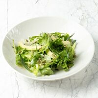 Зеленый салат с авокадо и сальсой фреска в Итальянка