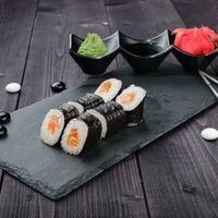 Мини-ролл с лососем в Sushi bar Time