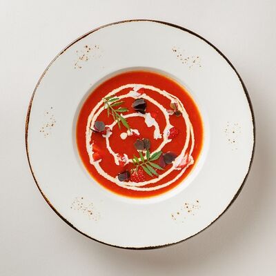 Суп томатный с клубникой и сливками в Buana cafe по цене 900 ₽