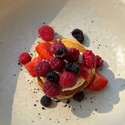 Панкейки с заварным кремом и малиной в Городское кафе N31 по цене 481 ₽