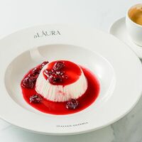 Панна котта классическая с вишней в De Laura