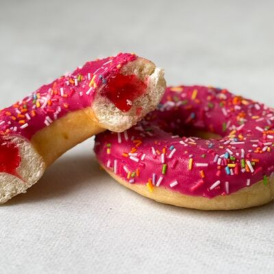 Донат с Клубничной начинкой в Пекарня Тартин по цене 139 ₽