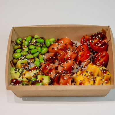 Поке модный с лососем в Русалочка любит суши по цене 850 ₽