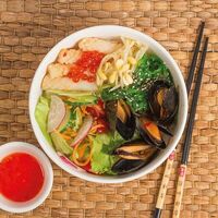 Поке с кальмаром гриль и голубыми мидиями в соусе терияки в Луиджи & Тосё