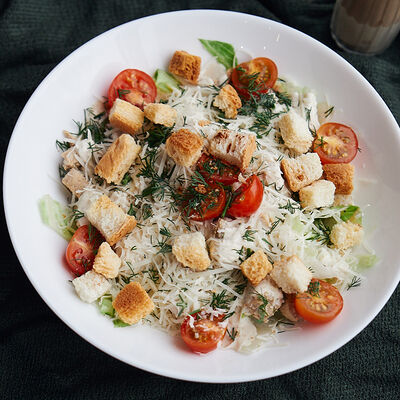 Цезарь с красной рыбой в у МАМАN по цене 520 ₽