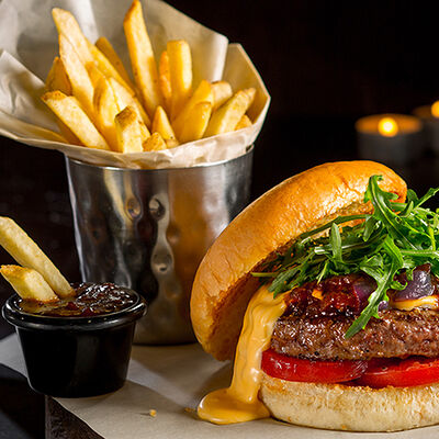 Кола глейз бургер в T.G.I. Friday's по цене 695