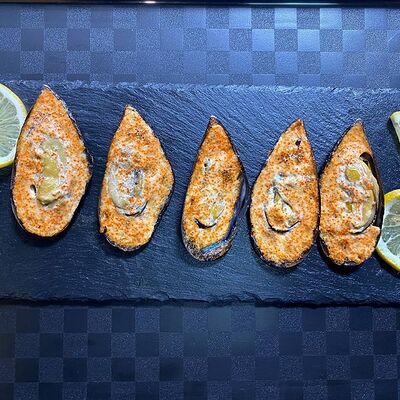 Запеченные мидии в соусе спайси в Luna по цене 629 ₽