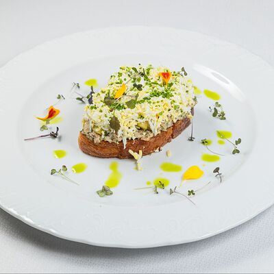 Тост на ремесленном хлебе с запечённым тунцом, тартаром из яйца с зеленью и хрустящим сельдереемв Sabor de la Vida по цене 600 ₽