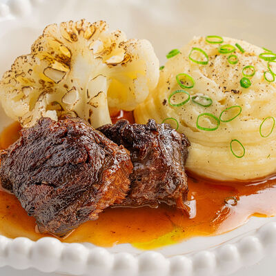 Телячьи щечки с картофельным пюре в Morricone pizza & wine по цене 1030 ₽