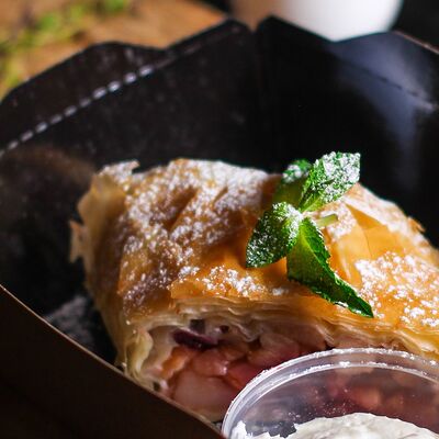 Штрудель с крем чизом в Капуцин Кирова по цене 380 ₽