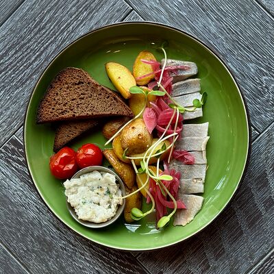 Сельдь с картофелем и маринованным лукомв Nebelka bar по цене 590 ₽