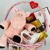 Подарочная корзина с плюшевым бегемотом и конфетамив Дарите красиво по цене 9599