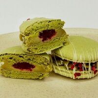 Макарон Фисташка-малинав Piccola Pizza