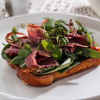 Тост с пастрами и соусом ромесков Вера Фёдоровна по цене 560 ₽