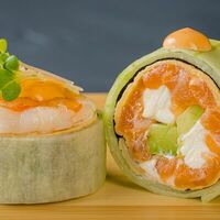 Сашими-ролл с лососем, тигровыми креветками в огурце в Yellowfin sushi