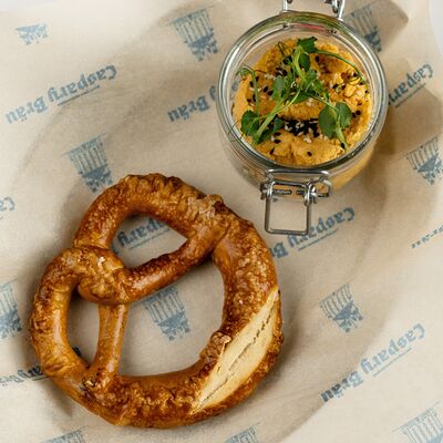 Хумус с баварским брецелем в CASPARY BRAU по цене 490 ₽