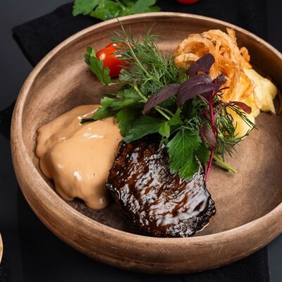 Медальон из телячьей вырезки с картофельным пюре в РАХАТ по цене 830 ₽