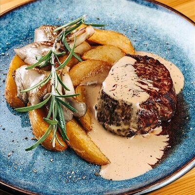 Стейк миньон с картофелем и вешенками в Наше место по цене 1450 ₽