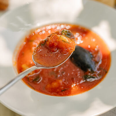 Пряный томатный суп с морепродуктами и круассаном в Сэт по цене 755 ₽