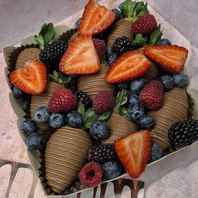 Клубника в шоколаде Classic Mix S в Мир клубники в шоколаде по цене 3200 ₽