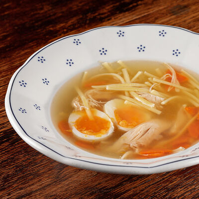 Куриный бульон с яйцом в Blackchops по цене 390 ₽