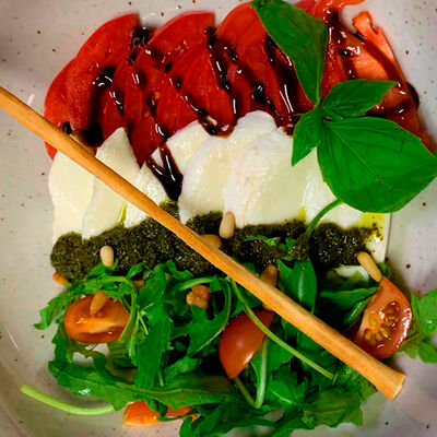 Салат с моцареллой и томатами в Goodman по цене 300