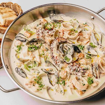 Ассорти морепродуктов в горгонзоле в Клёво по цене 8000 ₽