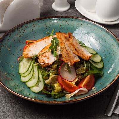 Салат с куриной грудкой в Чайхана по цене 580 ₽