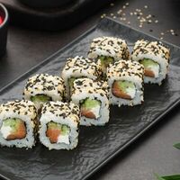 Ролл Сливочный лосось в Omakase Yoshitake Sushi