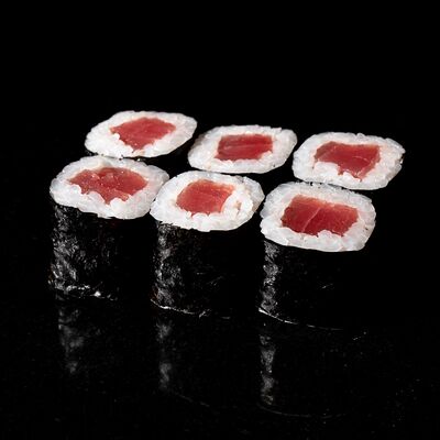 Ролл с тунцом в МОМО по цене 1100 ₽