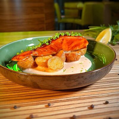 Стейк из лосося с мини-картофелем, соусом сливочный барбекю в Пивная №1 по цене 1165 ₽