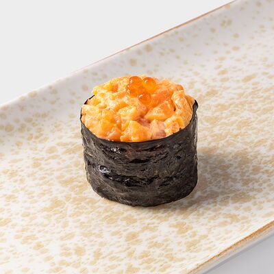 Гункан с лососем в Тендер Суши по цене 410 ₽