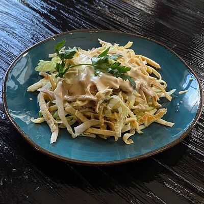 Салат с копченой куриной грудкой, омлетом в Длинный нос по цене 220 ₽