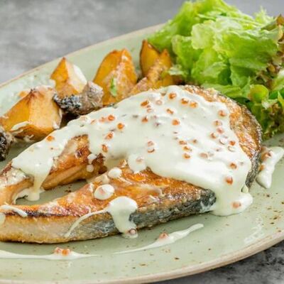 Стейк из из семги в сливочно-икорном соусе в Крем кафе по цене 1990 ₽