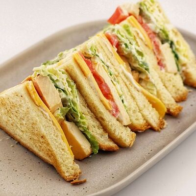 Сэндвич Цезарь с цыпленком в Melty по цене 495 ₽