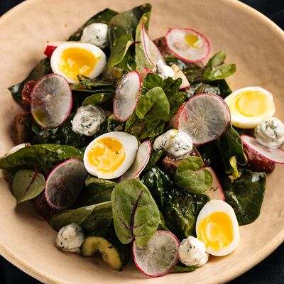 Зеленый салат с обжаренной куриной печенью в Черная река по цене 650 ₽