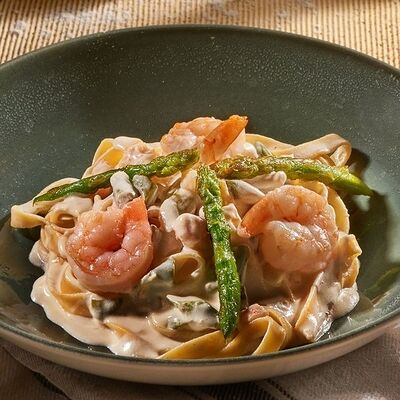 Тальятелле с тигровыми креветками и спаржей в сливочном соусе в Pizzarella36 по цене 860 ₽