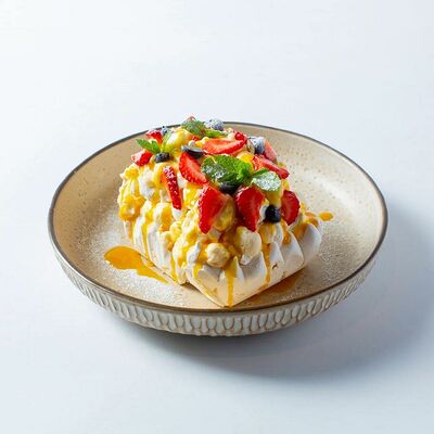 Павлова с ягодами в Чайхона №1 Васильчуки по цене 590 ₽