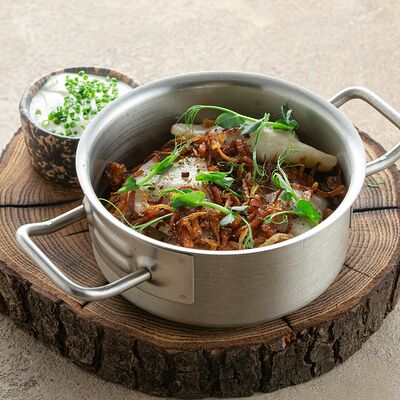 Вареники с картофелем и классической поджаркой из сала и лука в Иван да Марья по цене 740 ₽