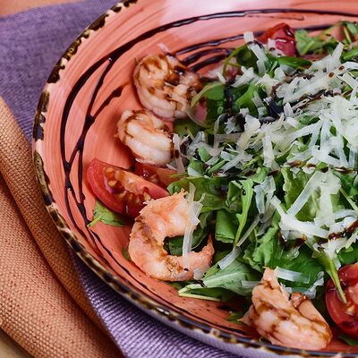 Салат Руккола с жареными креветками в Самое популярное кафе по цене 420