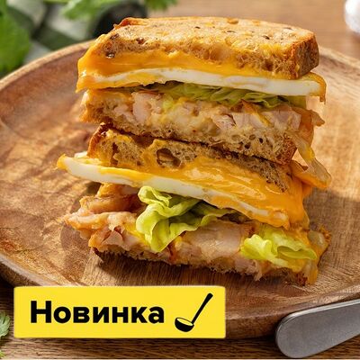 Сэндвич на цельнозерновом хлебе цыпленок и два сыра в Пока горячее по цене 570 ₽