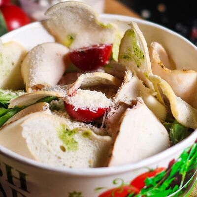 Цезарь с запеченной грудкой цыпленка в Капуцин Кирова по цене 480 ₽