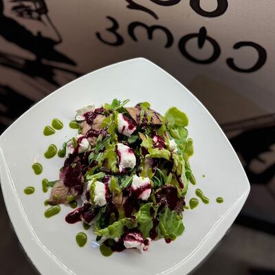 Салат теплый с уткой в клюквенном соусе в Keto & Kote Грузинская кухня по цене 434 ₽
