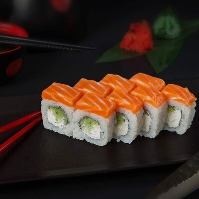 Pолл Филадельфия лайт с императорским лососем в Fast Япония Premium Sushi по цене 424 ₽