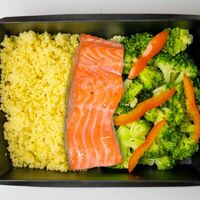 Лосось на пару с брокколи, кускусом и кунжутным соусом в Тарелка